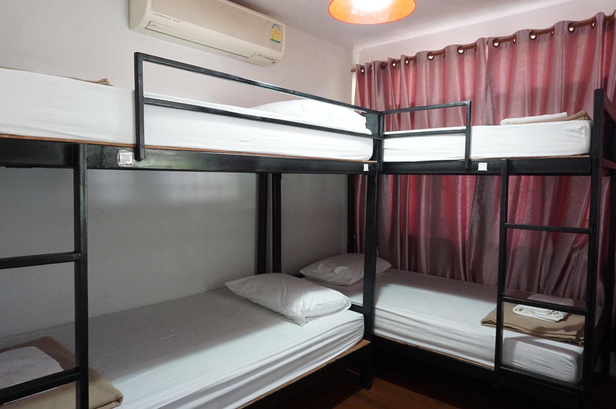 Baan Park Raak Backpacker Hostel เชียงใหม่ ภายนอก รูปภาพ