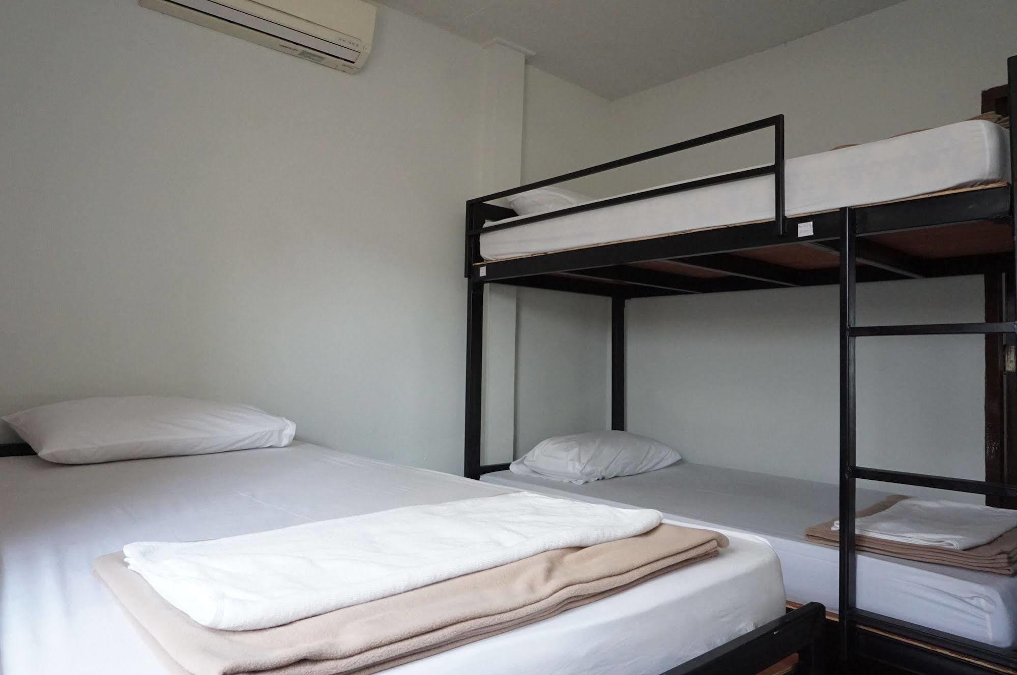 Baan Park Raak Backpacker Hostel เชียงใหม่ ภายนอก รูปภาพ