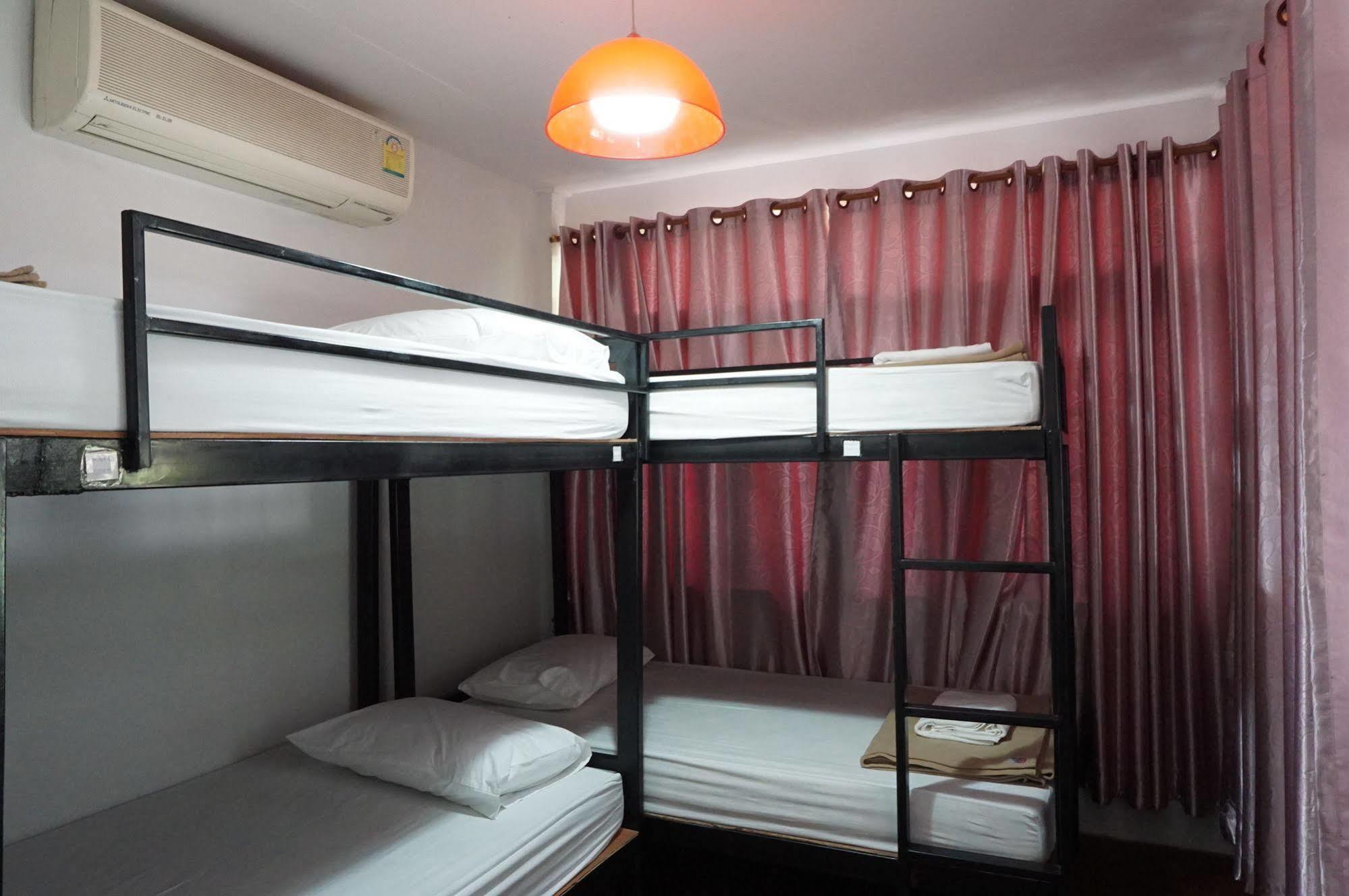 Baan Park Raak Backpacker Hostel เชียงใหม่ ภายนอก รูปภาพ