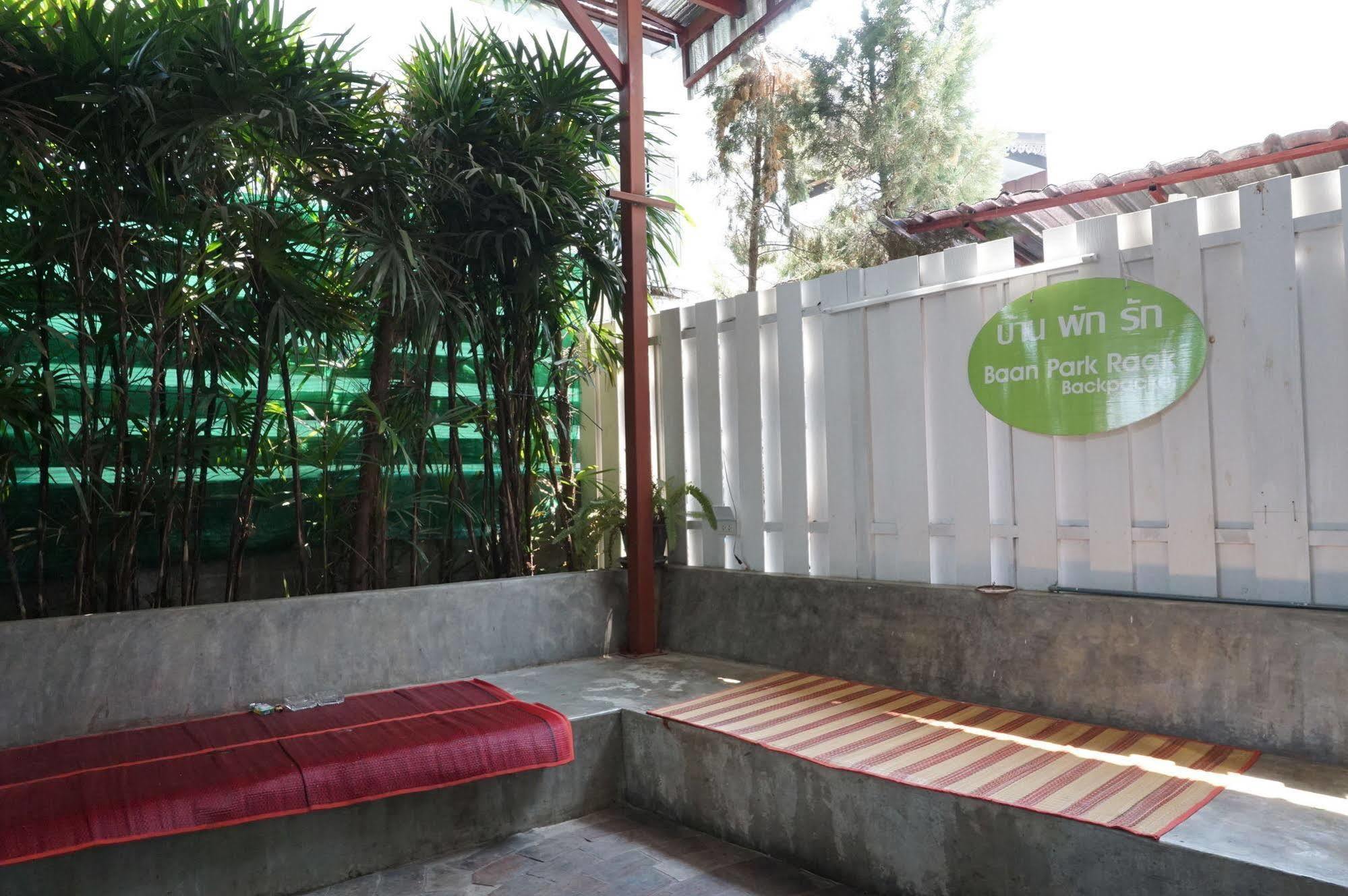 Baan Park Raak Backpacker Hostel เชียงใหม่ ภายนอก รูปภาพ