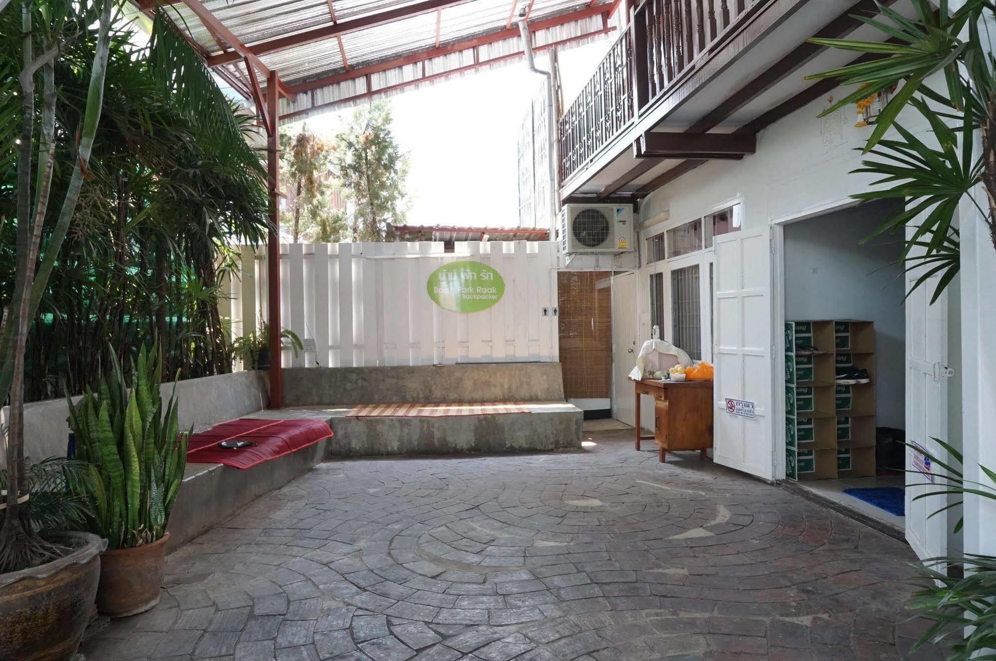 Baan Park Raak Backpacker Hostel เชียงใหม่ ภายนอก รูปภาพ